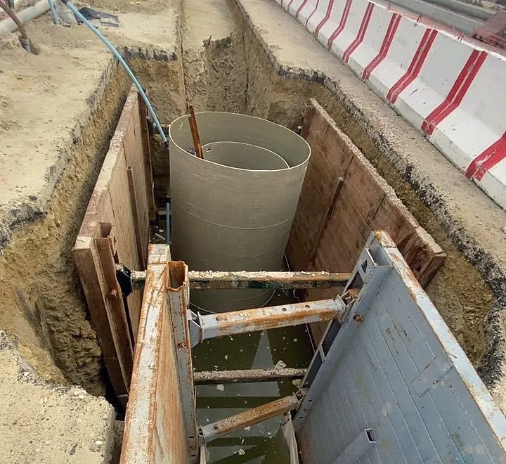 Manhole installation with dewatering in Safwa