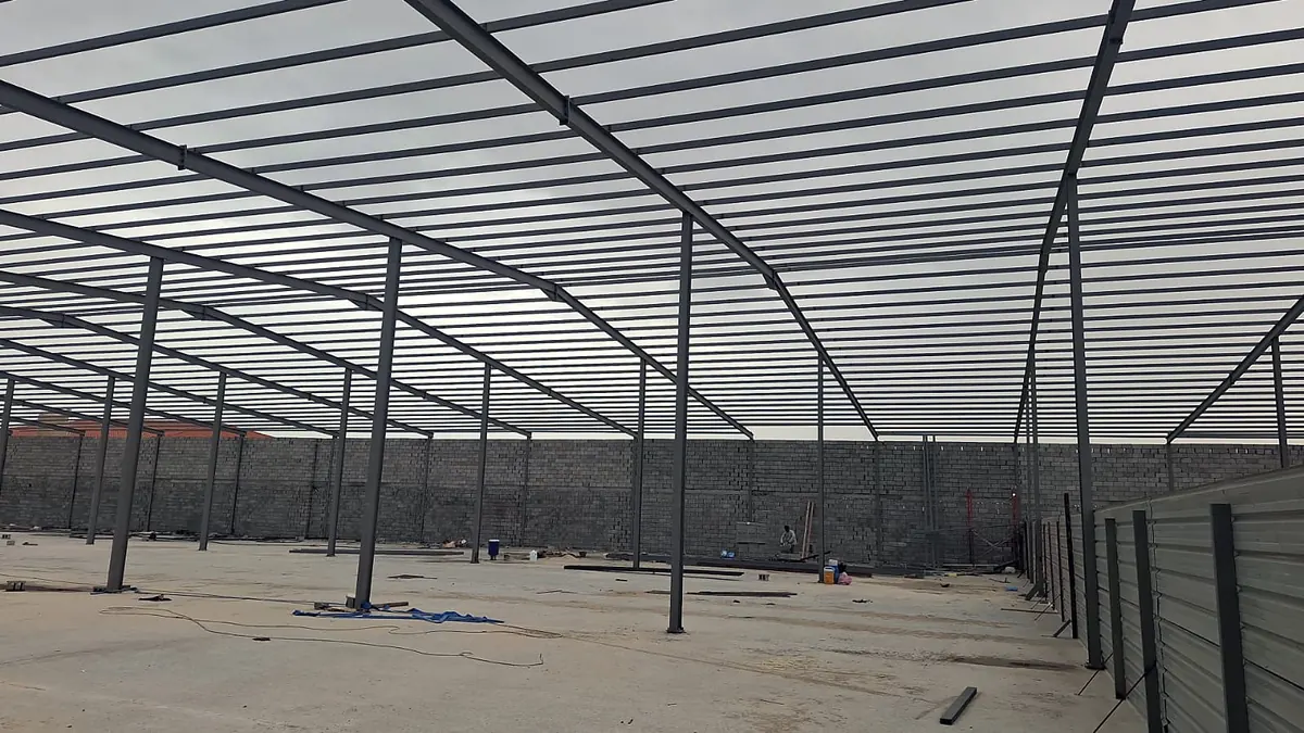 Steel structure erection for the warehouse